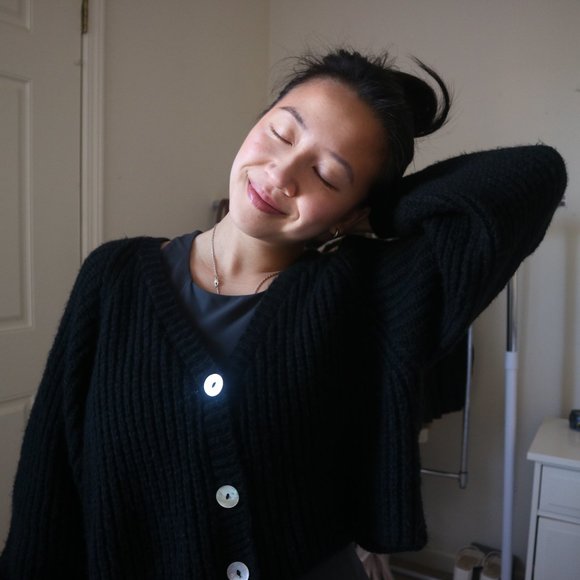 BLACK CROPPED KNIT CARDIGAN (LIKE PRETTY NEW) - Picture 4 of 5